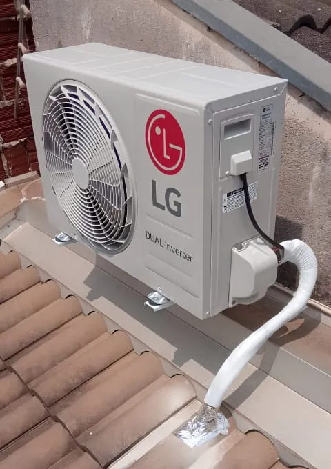 Condensadora de ar-condicionado inverter fixada com segurança em telhado, em Sarandi